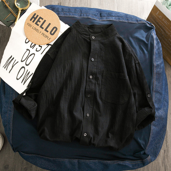 Stilīgs vīriešu krekls ar garām piedurknēm, ovālu kakla izgriezumu un kabatu