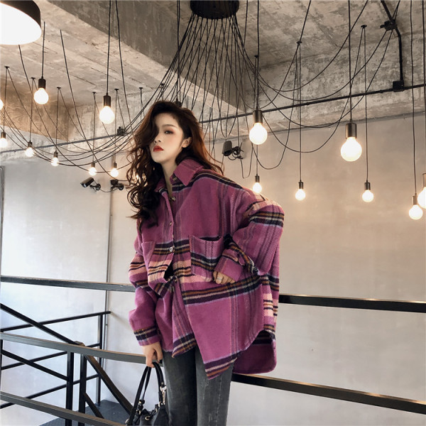 Széles női ing klasszikus gallérral és nagy zsebekkel