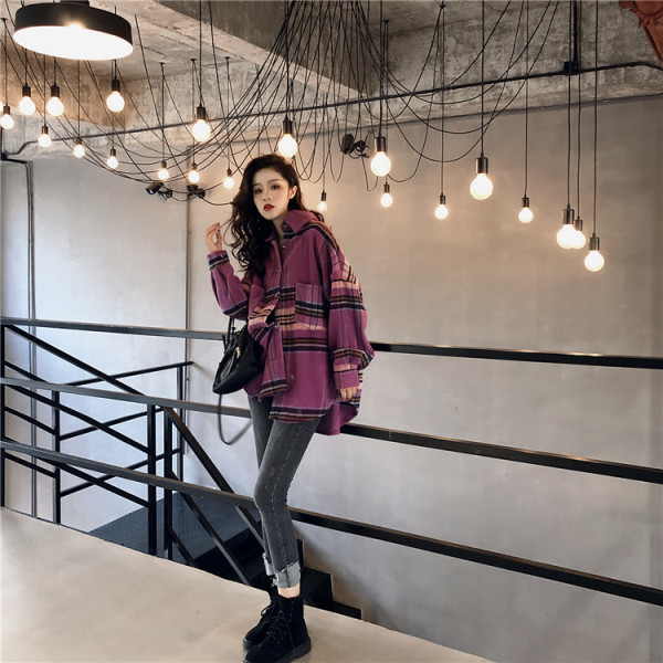 Széles női ing klasszikus gallérral és nagy zsebekkel