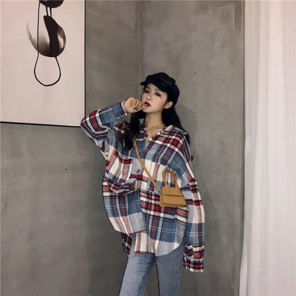 Széles női ing klasszikus gallérral és nagy zsebekkel