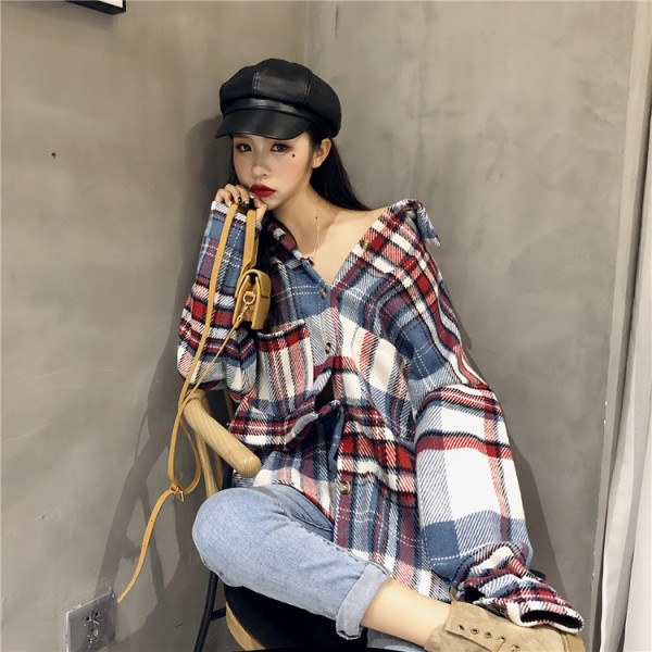 Széles női ing klasszikus gallérral és nagy zsebekkel