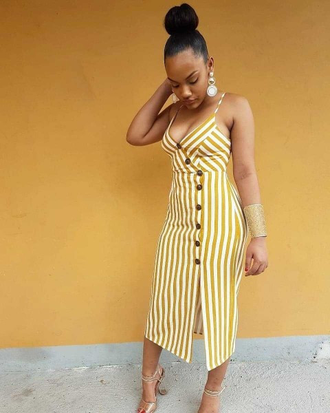 Šiuolaikinė dryžuota suknelė su sagomis ir skeltuku