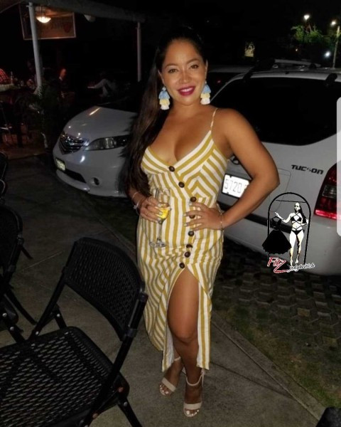 Šiuolaikinė dryžuota suknelė su sagomis ir skeltuku