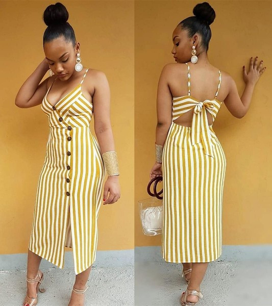 Šiuolaikinė dryžuota suknelė su sagomis ir skeltuku