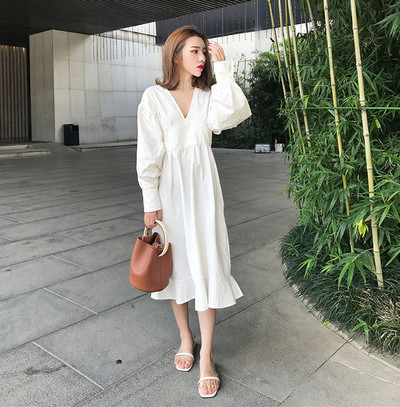 Fehér női ruha spitz nyakkivágással - közepes hosszúságú