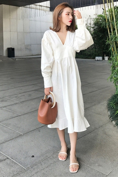 Fehér női ruha spitz nyakkivágással - közepes hosszúságú