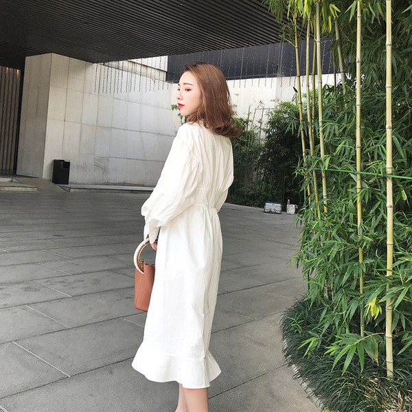 Fehér női ruha spitz nyakkivágással - közepes hosszúságú