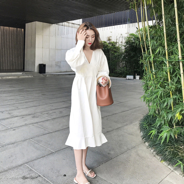 Fehér női ruha spitz nyakkivágással - közepes hosszúságú