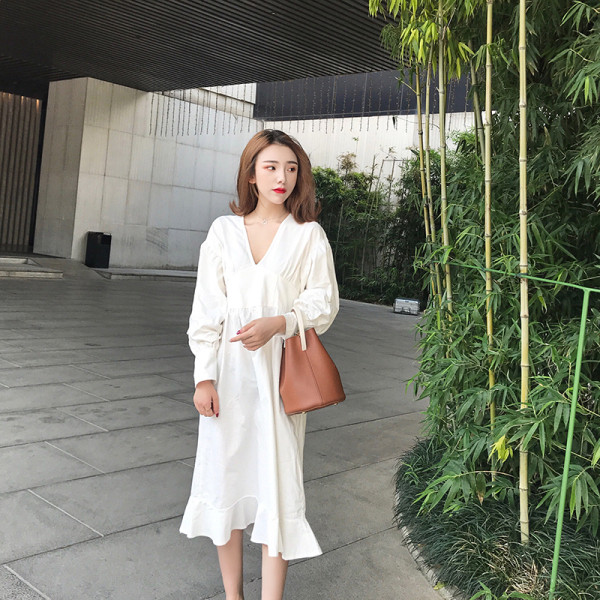 Fehér női ruha spitz nyakkivágással - közepes hosszúságú