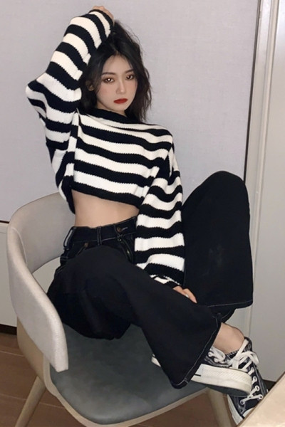 Īsa sieviešu svītraina blūze ar ovālu kakla izgriezumu