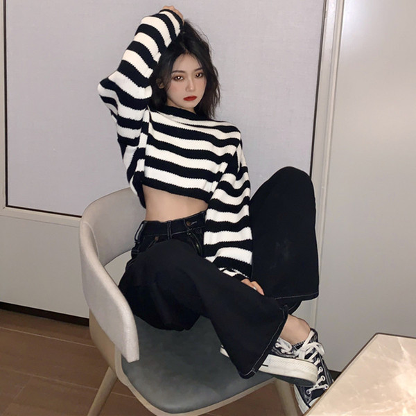 Īsa sieviešu svītraina blūze ar ovālu kakla izgriezumu