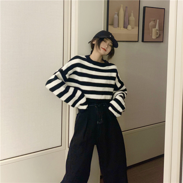 Īsa sieviešu svītraina blūze ar ovālu kakla izgriezumu