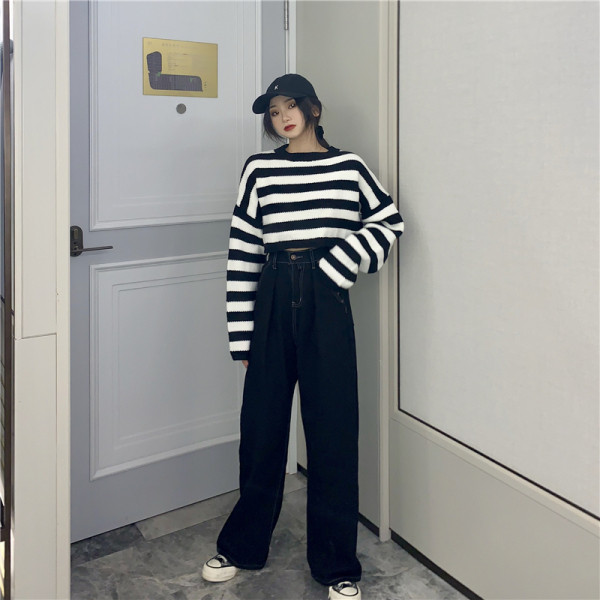 Īsa sieviešu svītraina blūze ar ovālu kakla izgriezumu