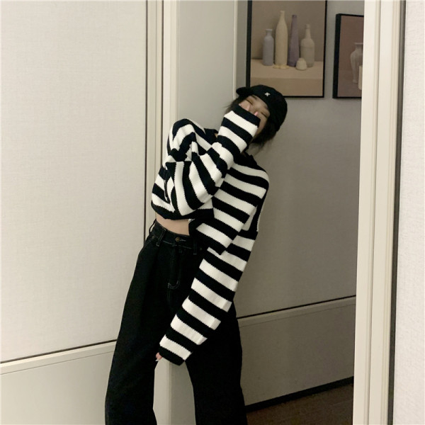 Īsa sieviešu svītraina blūze ar ovālu kakla izgriezumu