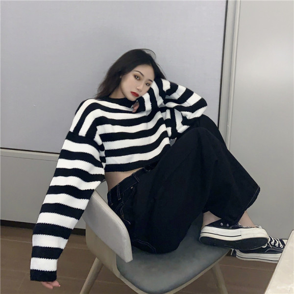 Īsa sieviešu svītraina blūze ar ovālu kakla izgriezumu