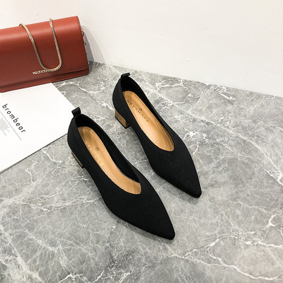 Stílusos női cipő hegyes modell alacsony sarkú