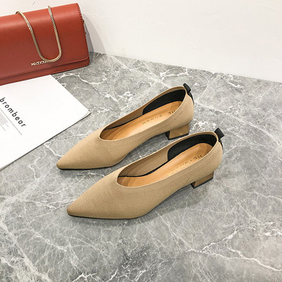 Stílusos női cipő hegyes modell alacsony sarkú