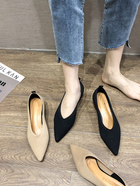 Stílusos női cipő hegyes modell alacsony sarkú