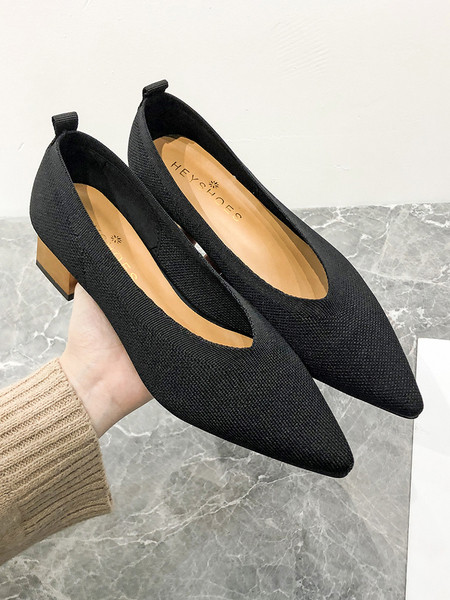 Stílusos női cipő hegyes modell alacsony sarkú