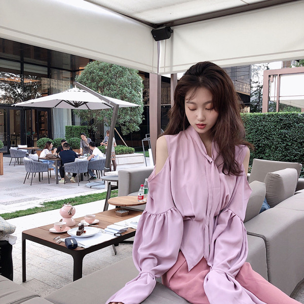 Cămașă lată de damă cu guler cu panglică și decupaje