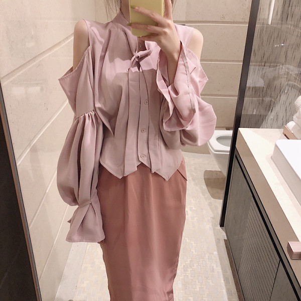 Cămașă lată de damă cu guler cu panglică și decupaje