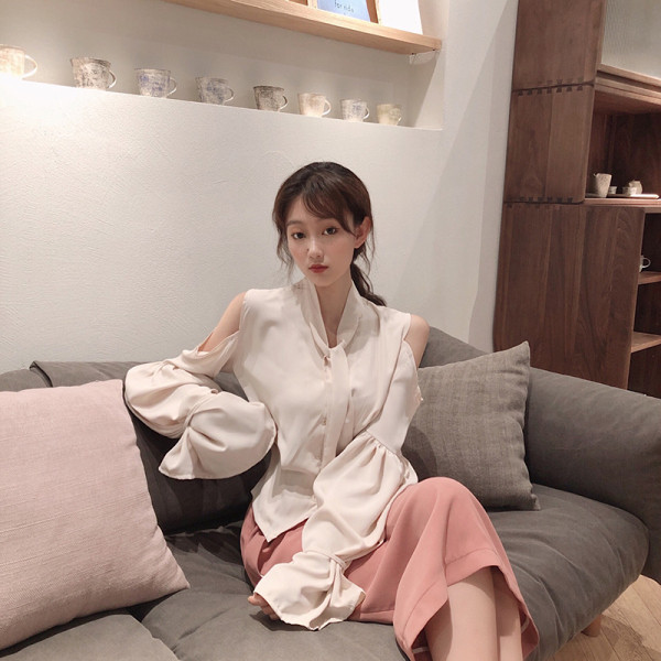 Cămașă lată de damă cu guler cu panglică și decupaje