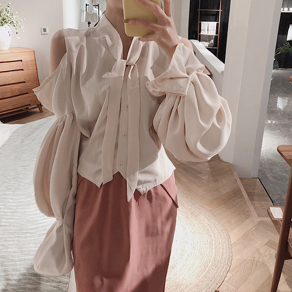 Cămașă lată de damă cu guler cu panglică și decupaje