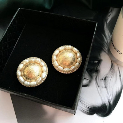 Stilīgi zelta sieviešu auskari apaļā formā