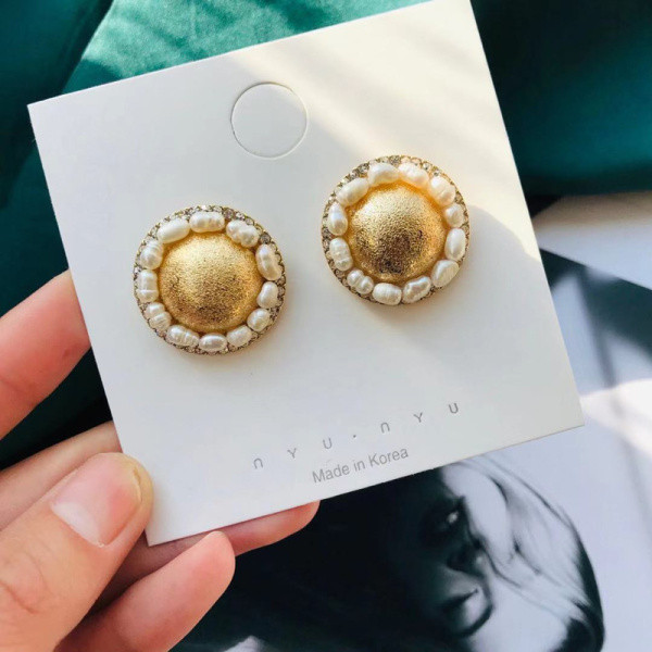 Stilīgi zelta sieviešu auskari apaļā formā