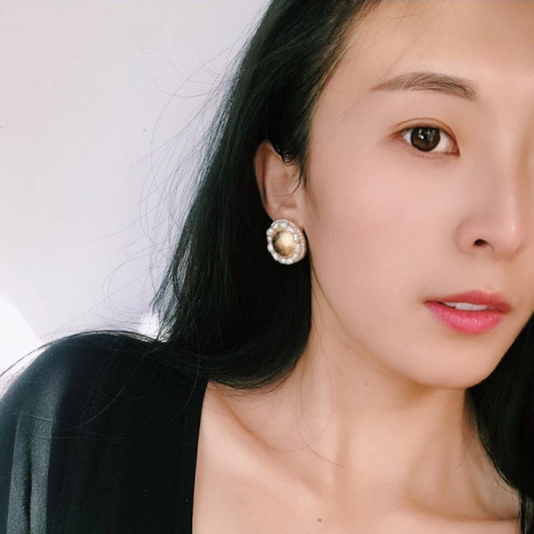 Stilīgi zelta sieviešu auskari apaļā formā