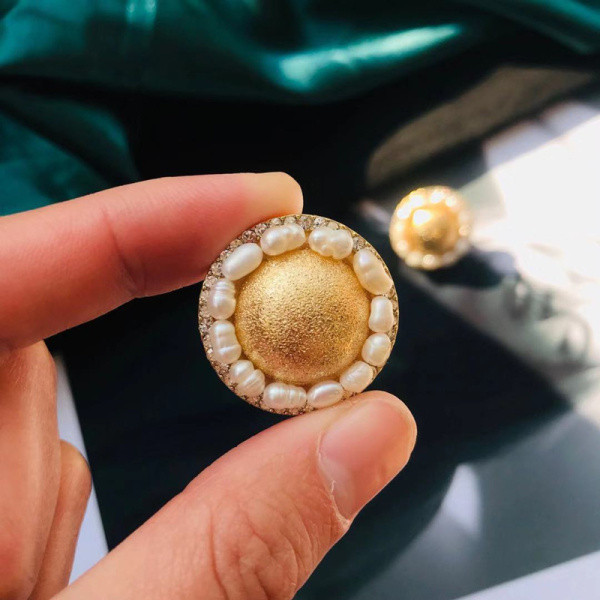 Stilīgi zelta sieviešu auskari apaļā formā