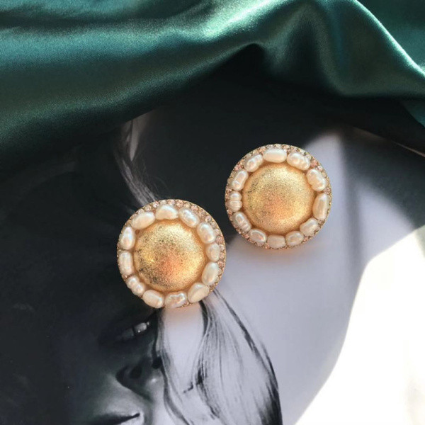 Stilīgi zelta sieviešu auskari apaļā formā