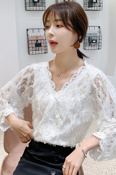 Stilīgs sieviešu krekls ar platām piedurknēm un špica kakla izgriezumu