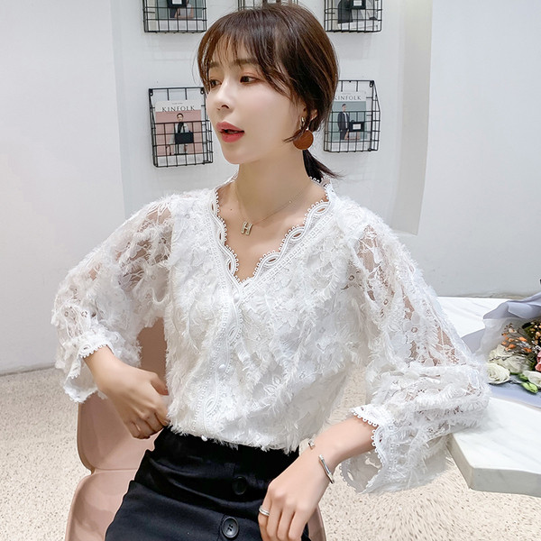 Stilīgs sieviešu krekls ar platām piedurknēm un špica kakla izgriezumu