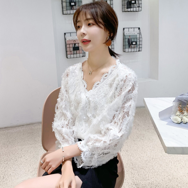 Stilīgs sieviešu krekls ar platām piedurknēm un špica kakla izgriezumu