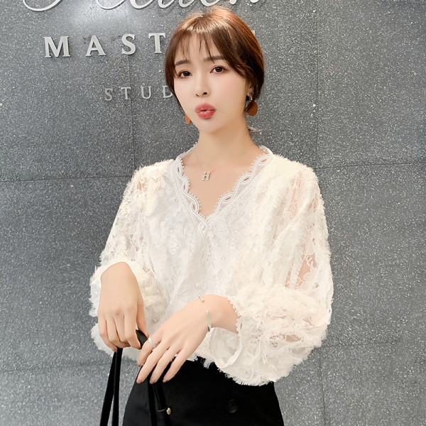 Stilīgs sieviešu krekls ar platām piedurknēm un špica kakla izgriezumu