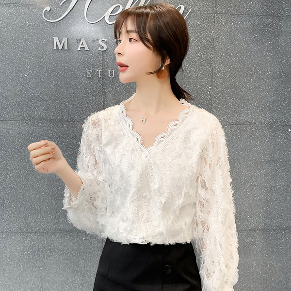 Stilīgs sieviešu krekls ar platām piedurknēm un špica kakla izgriezumu