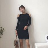 Sieviešu modernas kleitas modelis ar atkailinātiem pleciem