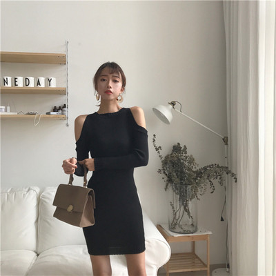 Sieviešu modernas kleitas modelis ar atkailinātiem pleciem