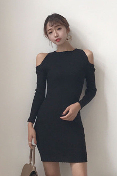 Sieviešu modernas kleitas modelis ar atkailinātiem pleciem