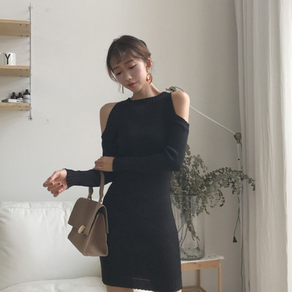 Sieviešu modernas kleitas modelis ar atkailinātiem pleciem