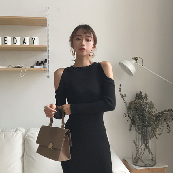 Sieviešu modernas kleitas modelis ar atkailinātiem pleciem