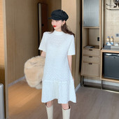 Moderna ženska haljina ravnog modela kratkih rukava