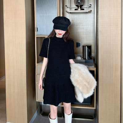 Moderna ženska haljina ravnog modela kratkih rukava