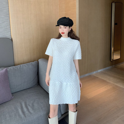 Moderna ženska haljina ravnog modela kratkih rukava