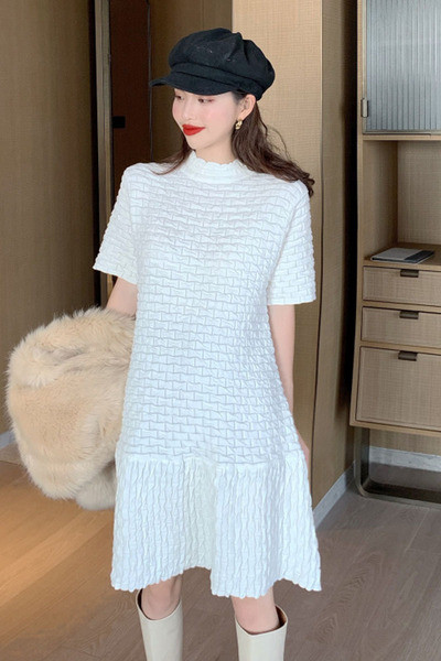 Moderna ženska haljina ravnog modela kratkih rukava