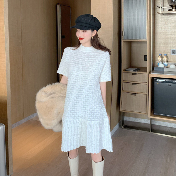 Moderna ženska haljina ravnog modela kratkih rukava