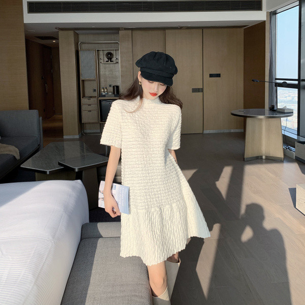 Moderna ženska haljina ravnog modela kratkih rukava