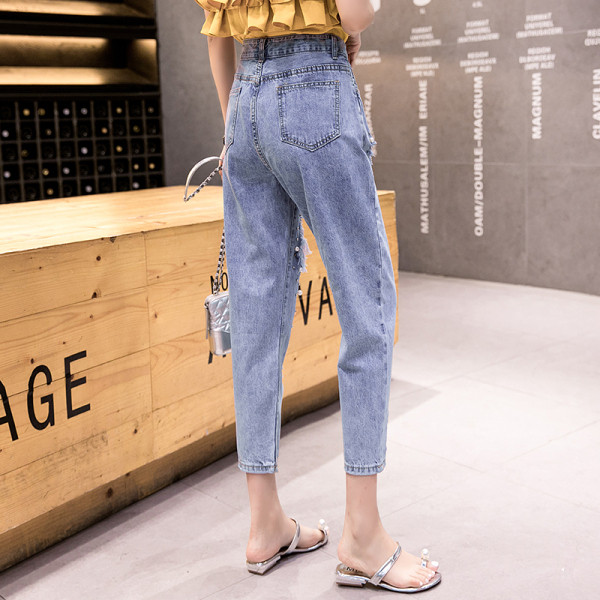 Modernus moteriškų džinsų tiesus modelis su suplyšusiais motyvais 9/10 ilgio