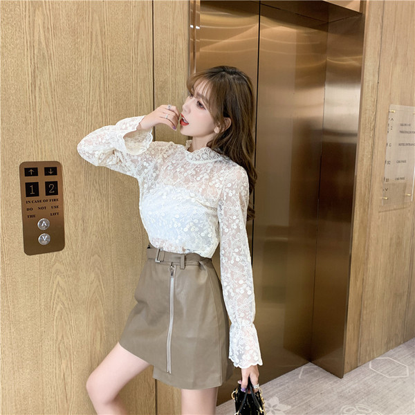 Bluză de damă elegantă din dantelă, cu guler semi-înalt